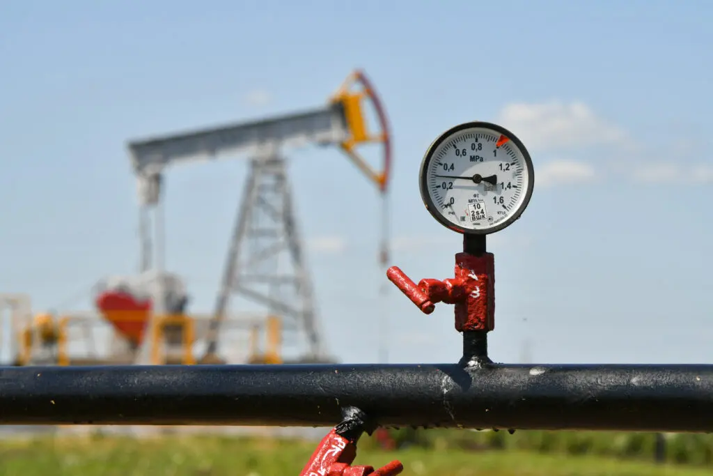 Prețul petrolului scade după anunțul Trump privind Iran, strâmtoarea Ormuz poate fi redeschisă în șapte zile