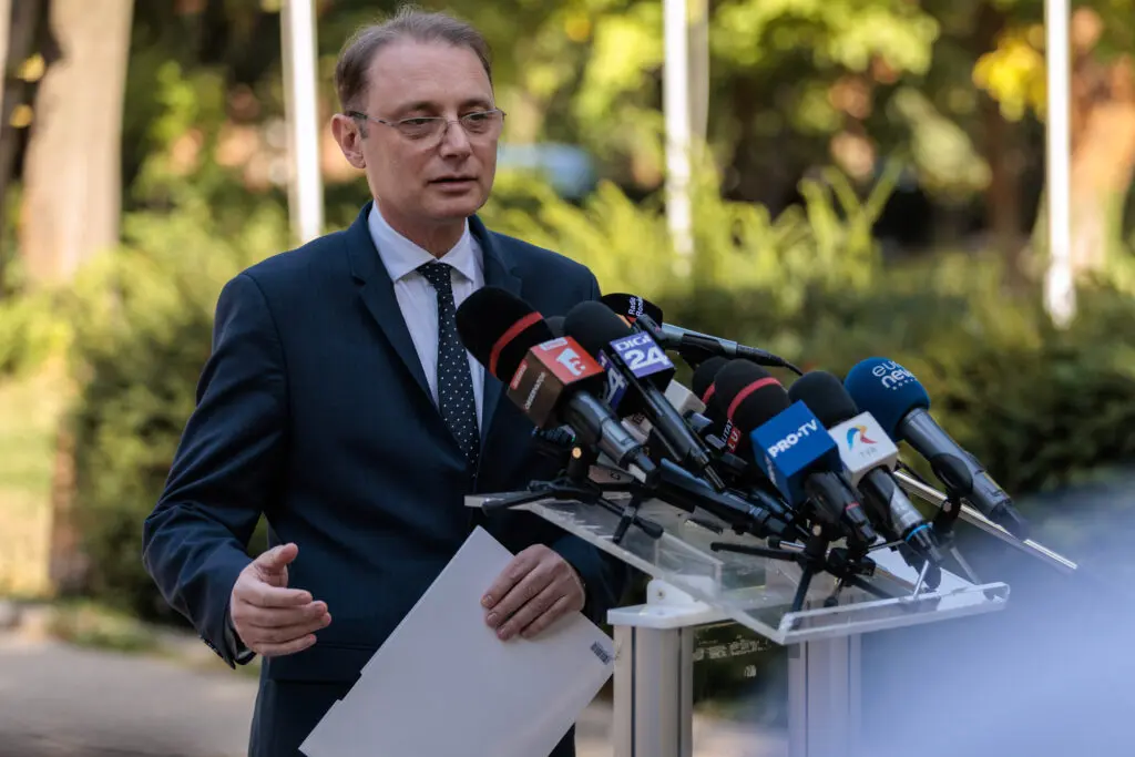 Școală până la ora 17 și masă caldă pentru toți elevii. Ce promite guvernul Niculescu pentru școli