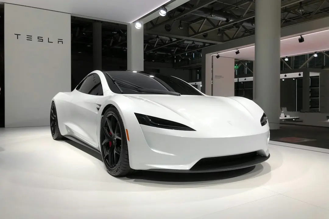 Tesla Roadster: mașina electrică care zboară, se răsucește în aer și sare peste alte vehicule